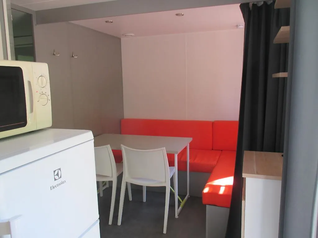 Camping Hotel Les Acacias à Vercheny