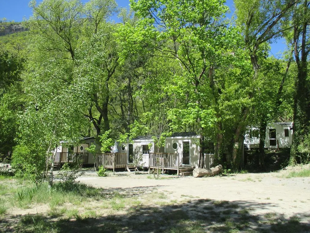 Camping Hotel Les Acacias à Vercheny