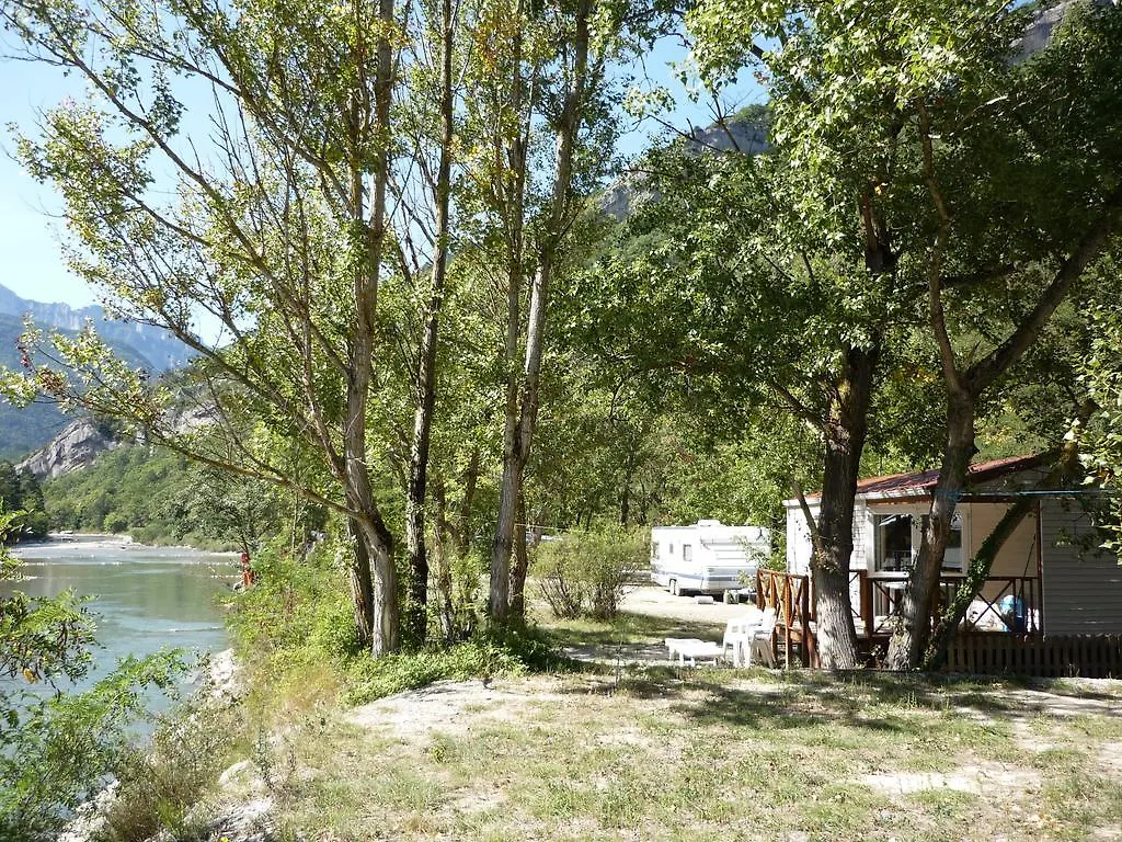 Camping Hotel Les Acacias à Vercheny