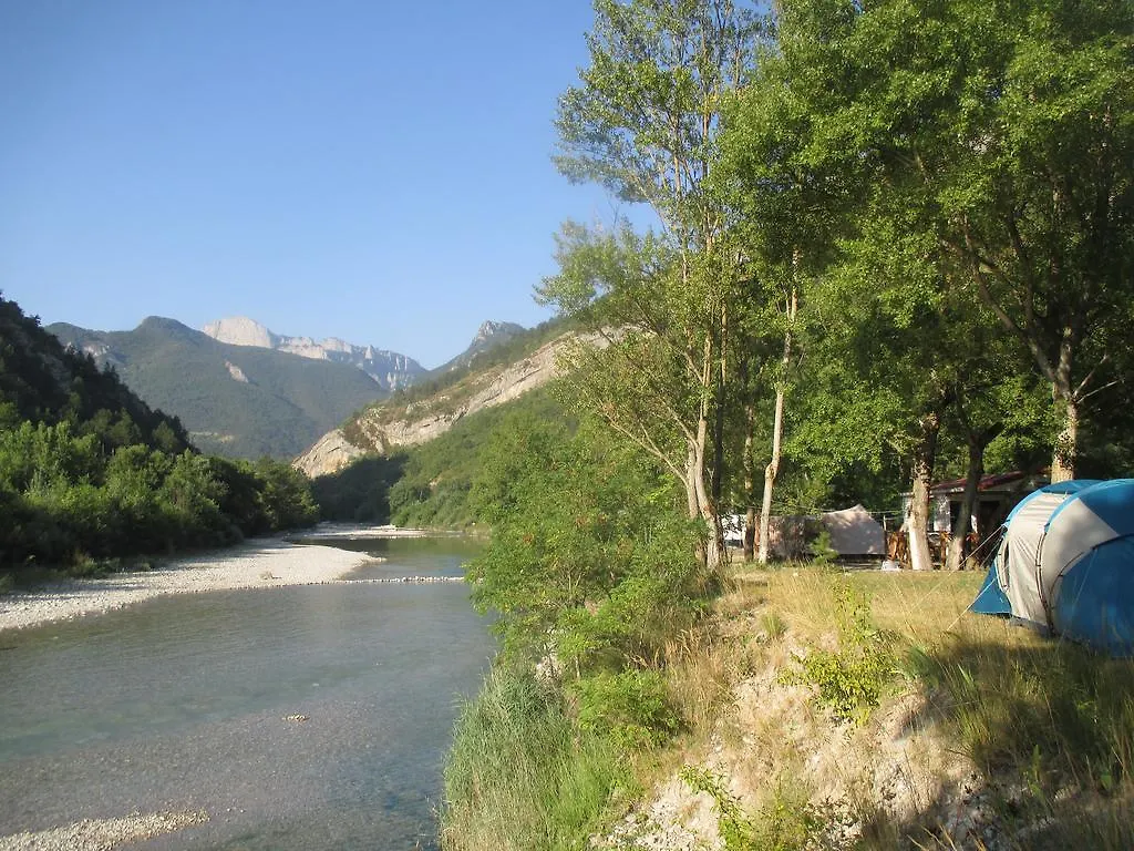 Camping Hotel Les Acacias à Vercheny