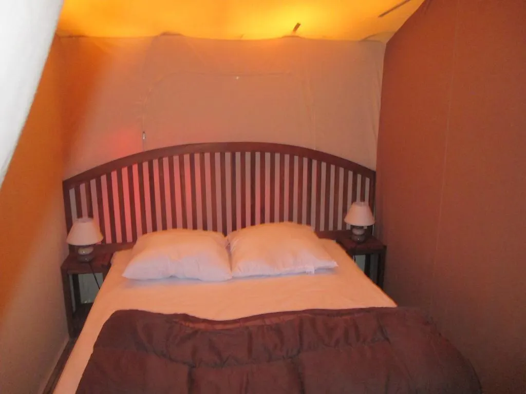 *** Camping Hotel Les Acacias à Vercheny France